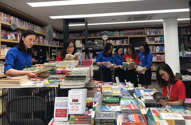 Đọc sách là nhu cầu và cũng là hoạt động thường xuyên không thể thiếu của chuyên viên pháp lý trẻ